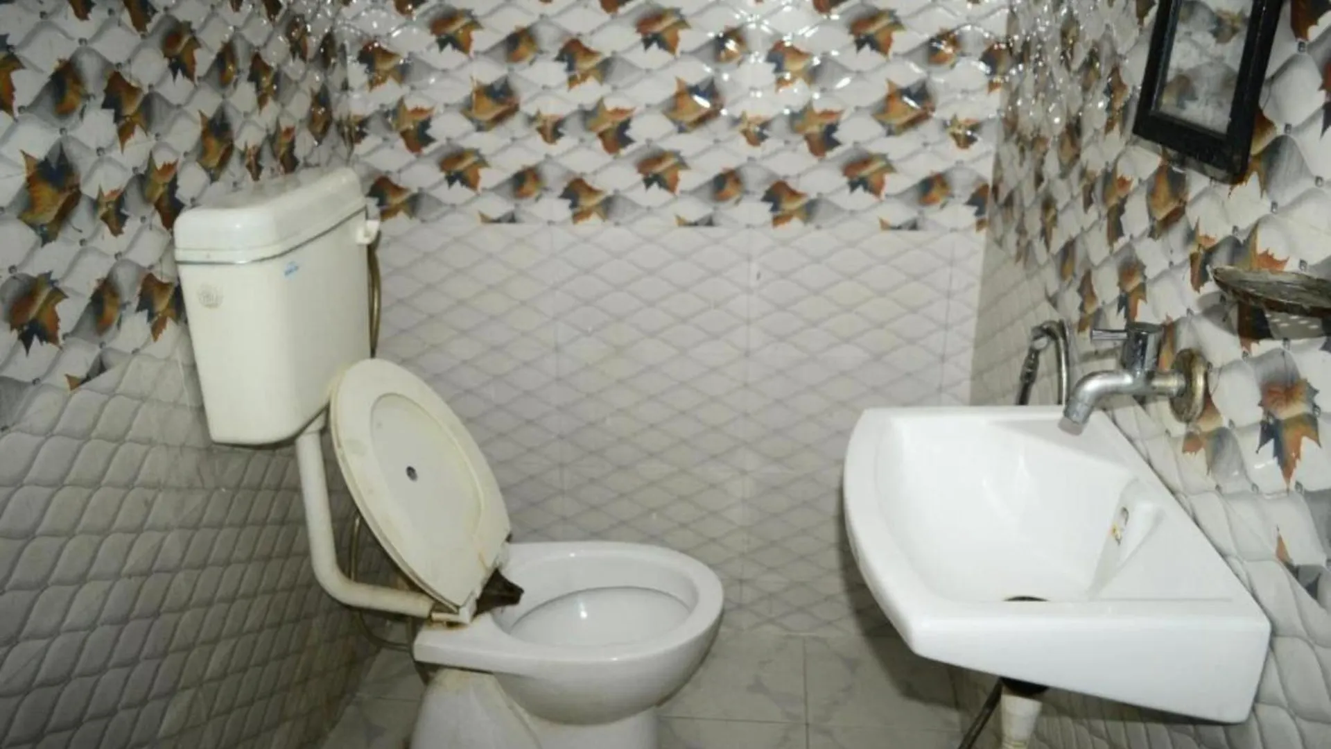 Hotel Grg H R Guest House Varanasi Near Dashashwamedh Ghat