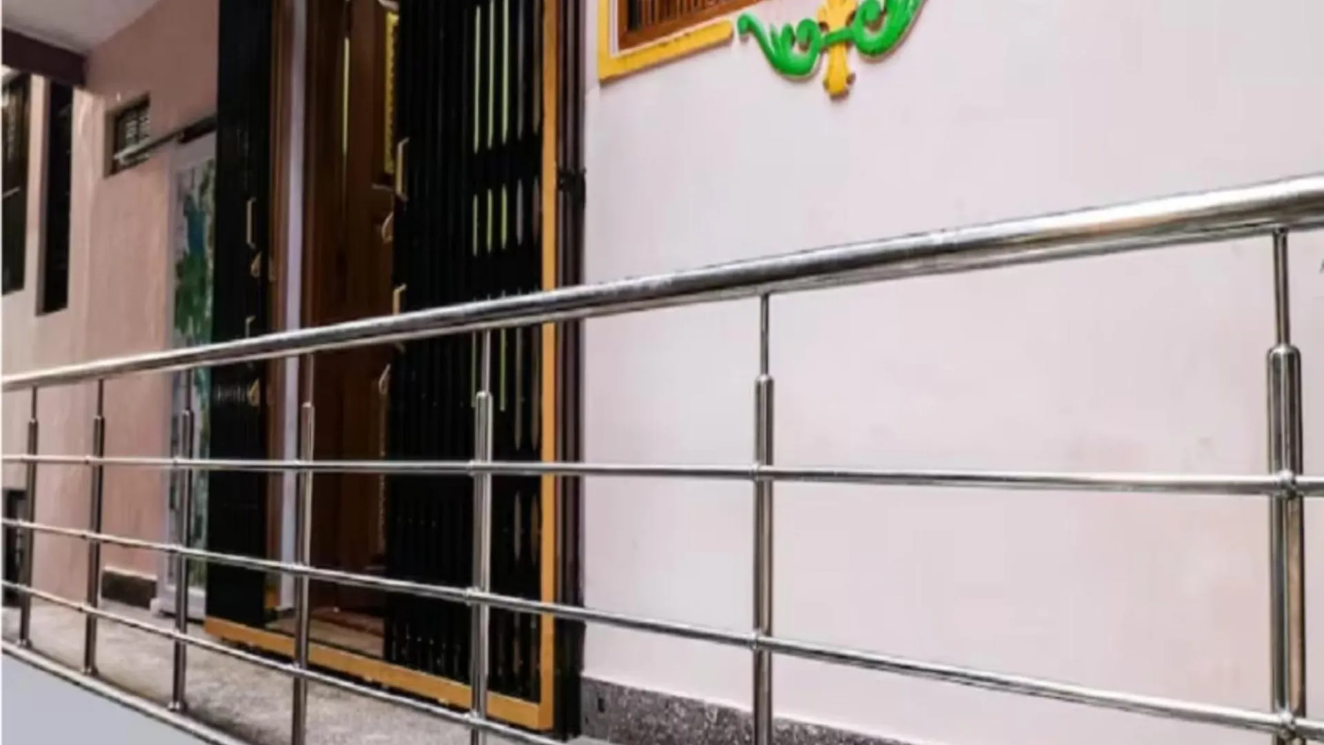 Hotel Grg H R Guest House Varanasi Near Dashashwamedh Ghat